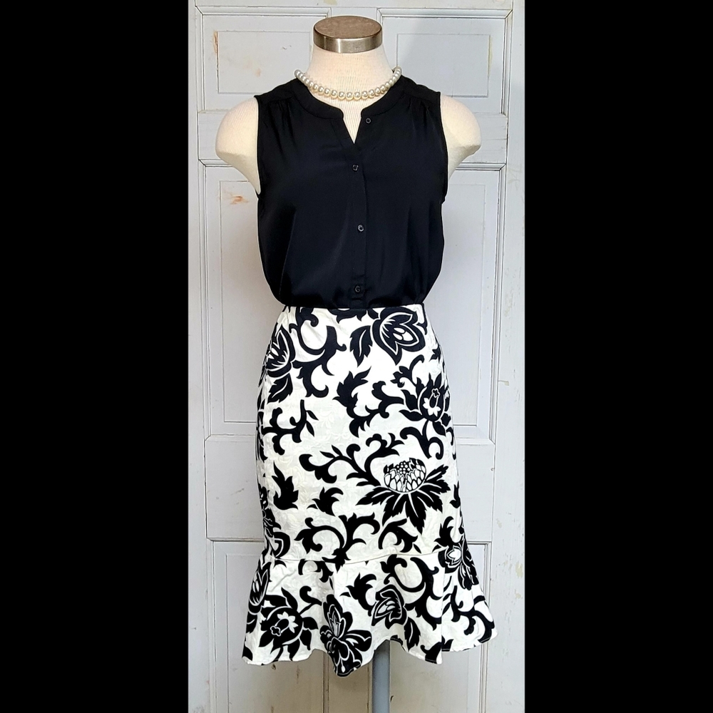 White house Black market Black and white ruffle bottom skirt size 4
